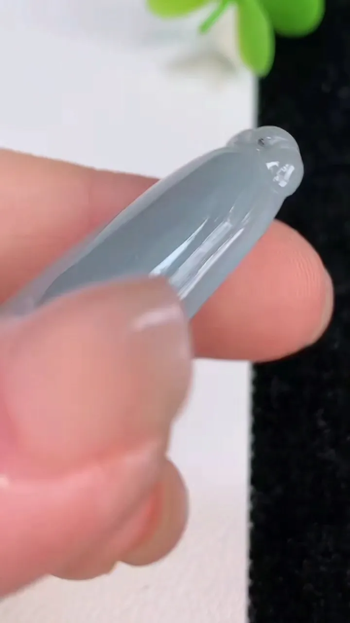 天然A货翡翠飘花福瓜吊坠，尺寸39-19.6-7，重:10.10g
7月13日