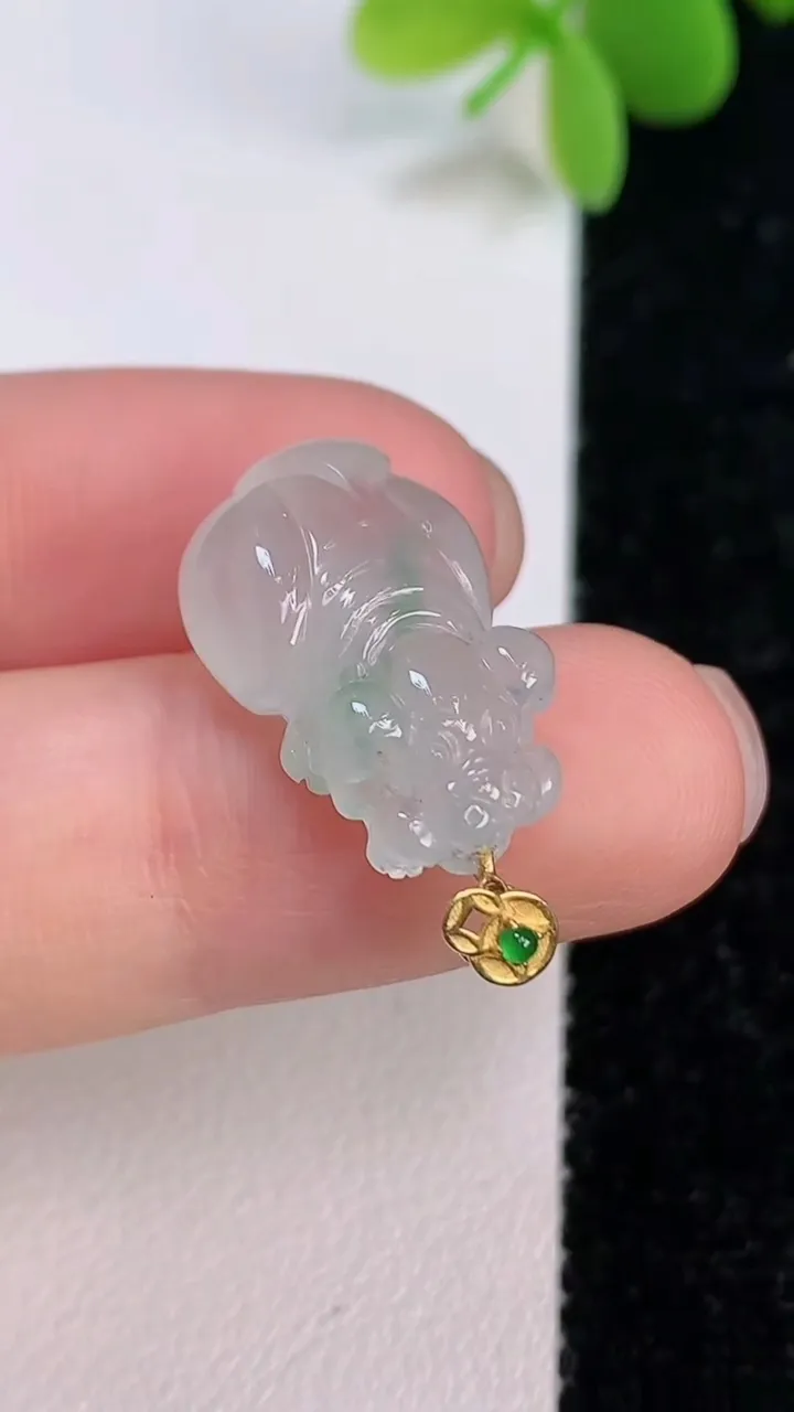 天然A货翡翠生肖猪吊坠，尺寸19.4-12.7-7.6，重量:3.41g
7月13日