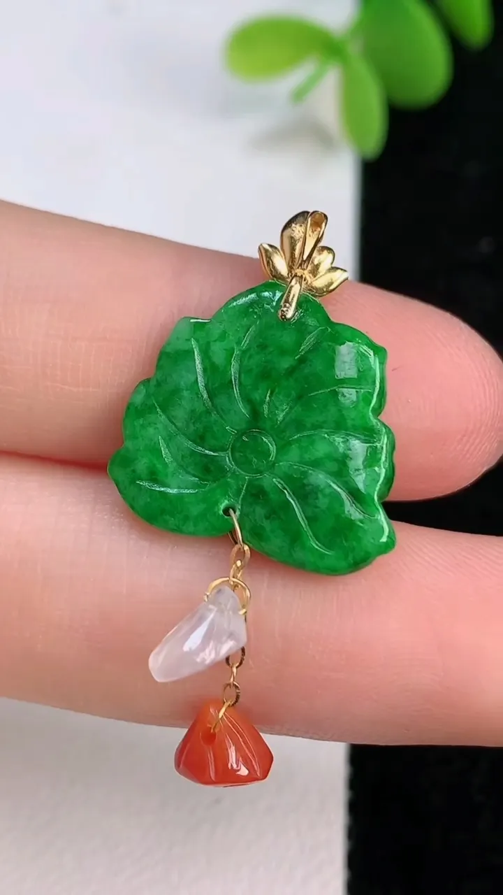 天然A货翡翠和和美美 荷花吊坠，尺寸32.5-16.2-3.3，重量:2.32g
7月13日