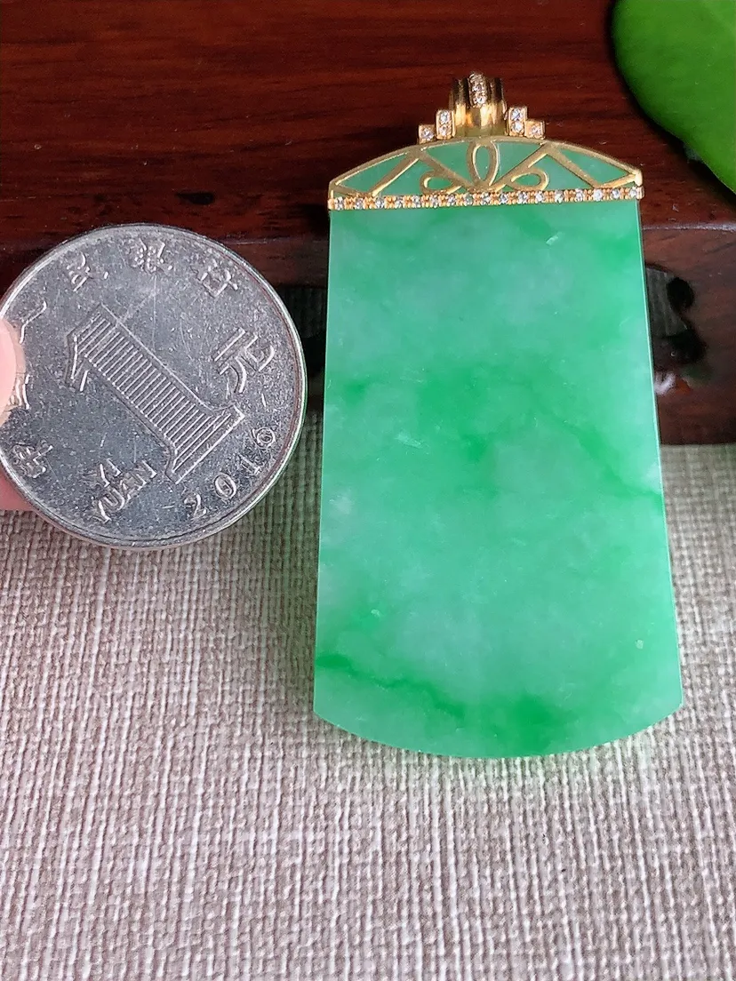 天然A货翡翠18K金伴飘绿无事牌吊坠 尺寸54×45×26.8×3.5m量15.60g 0712