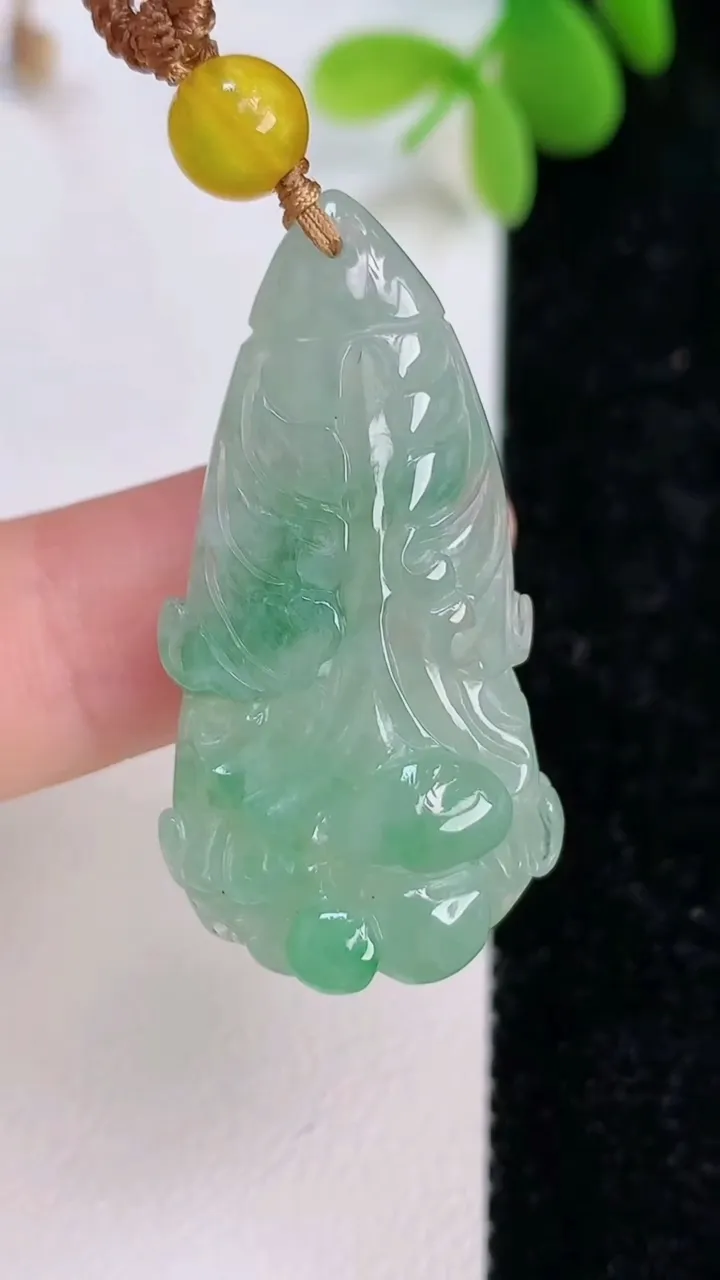 天然A货翡翠白菜吊坠，尺寸37-19.5-9.3，重:6.91g
7月13日