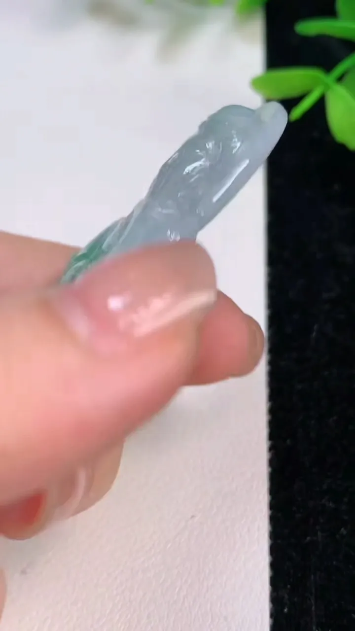 天然A货翡翠观音菩萨吊坠，尺寸65.7-31-7，重量:24.80g
7月13日