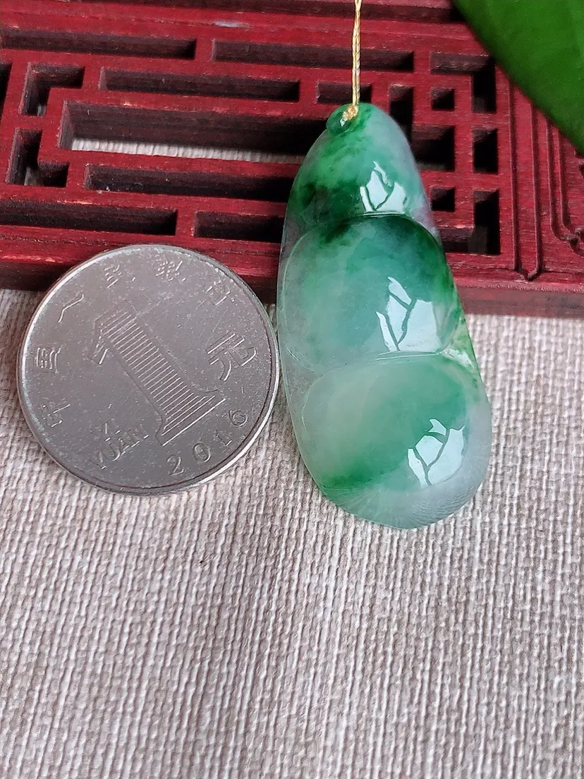 天然A货翡翠飘花四季豆福豆平安豆吊坠 尺寸42.2×18.7×7m量8.15g 0712