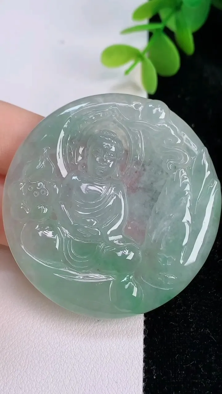 天然A货翡翠大日如来吊坠，尺寸51.6-5.6，重:30.40g
7月13日