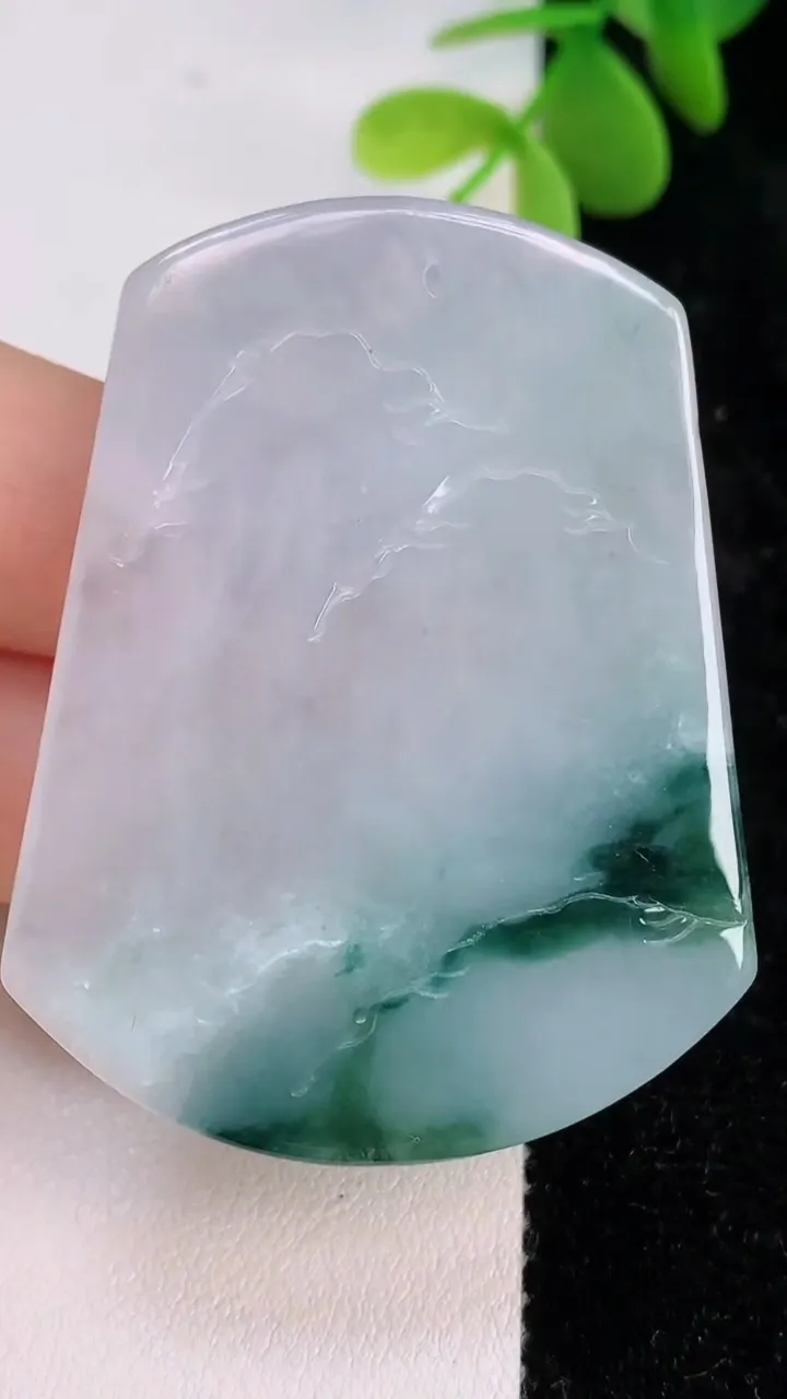天然A货翡翠飘花山水牌吊坠，尺寸50-40-6，重:25.67g
7月13日