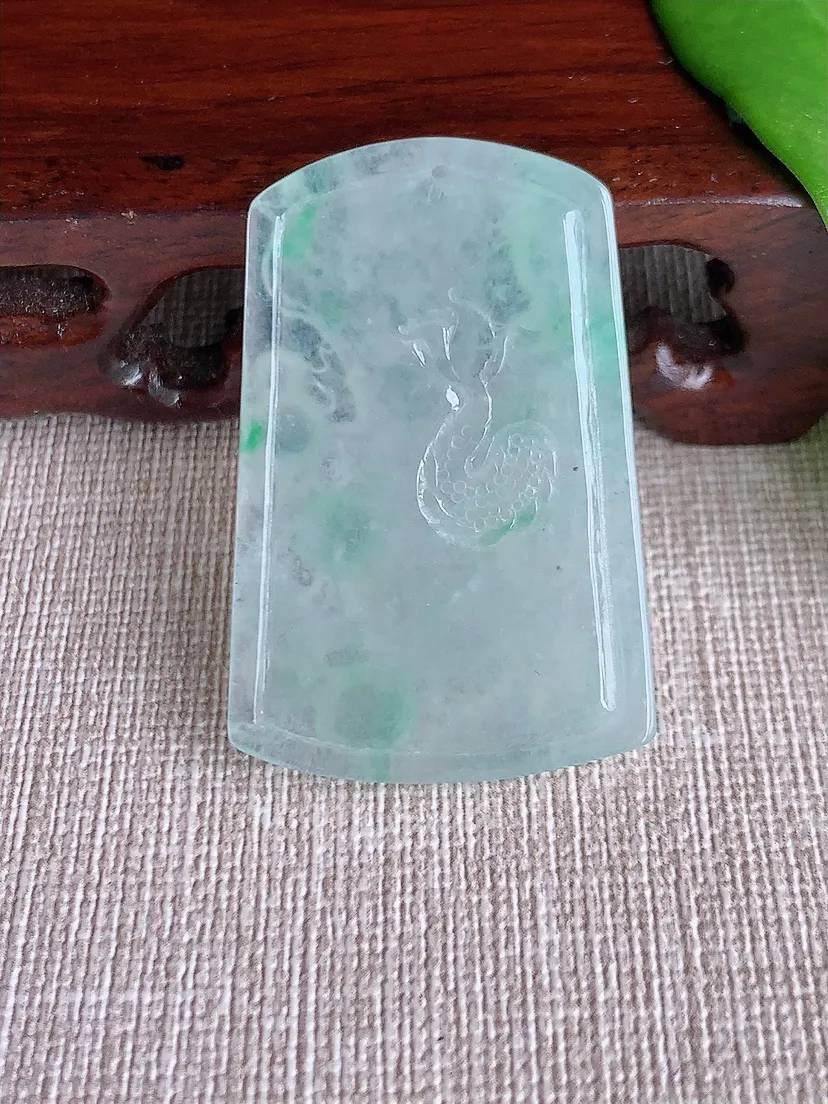 天然A货翡翠飘绿龙牌吊坠尺寸42×28×5.6m量13.93g 0712