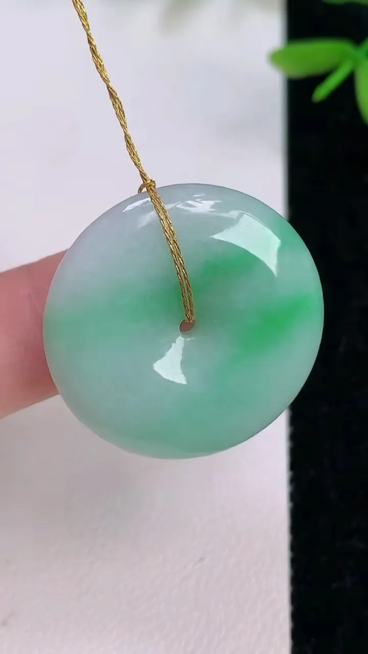 天然A货翡翠平安扣吊坠，尺寸27-5.3，重量:8.23g
7月13日