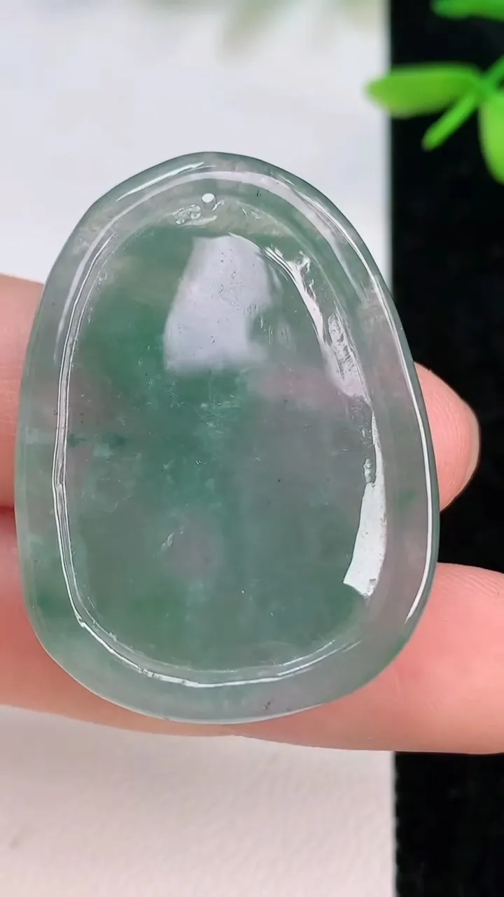 天然A货翡翠生肖蛇吊坠，尺寸37.6-27.6-5.2，重量:10.16g
7月13日