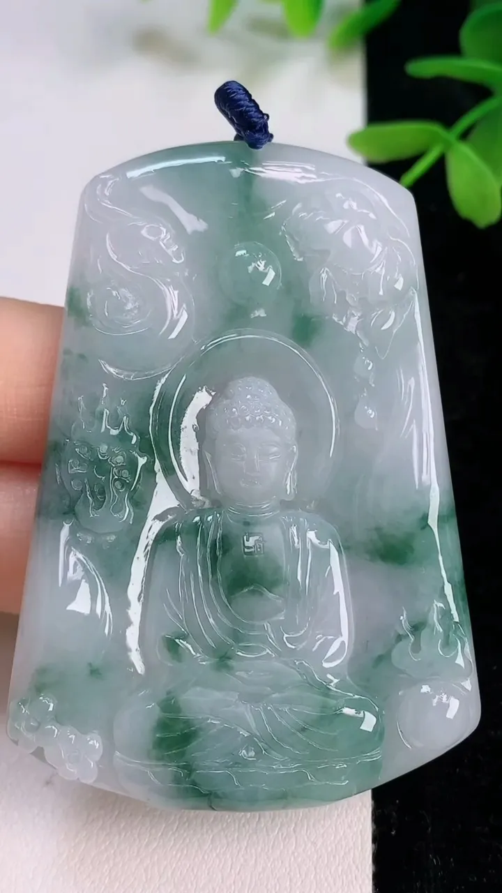 天然A货翡翠大日如来吊坠，尺寸62.5-42-5，重量:29.93g
7月13日