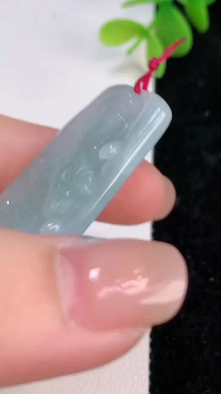 天然A货翡翠祥龙大势至观音菩萨吊坠，尺寸52-31.2-5.3，重量:18.06g
7月13日