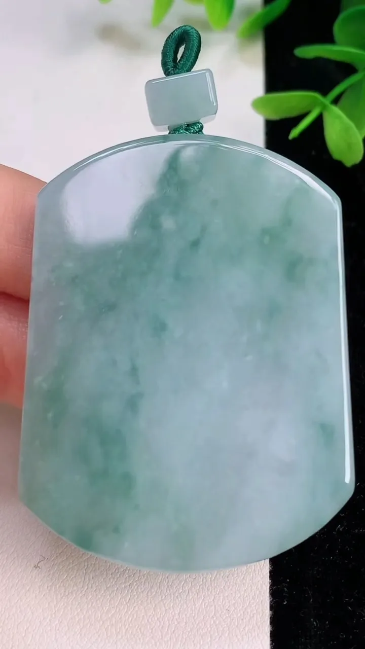 天然A货翡翠飘花无事牌吊坠，尺寸56.4-43-6.5，重量:46.89g
7月13日