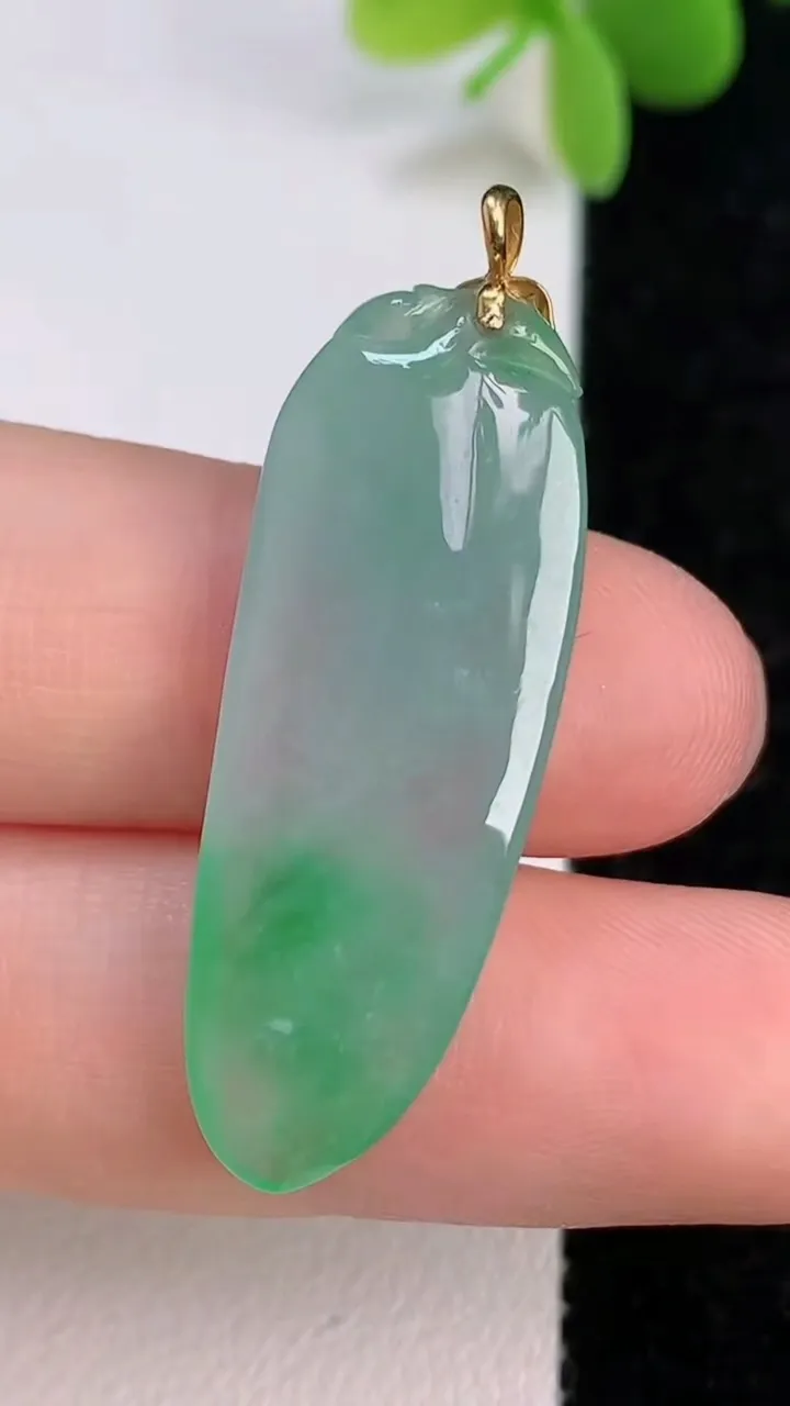 天然A货翡翠福瓜吊坠，尺寸35.3-13.2-5.2，重量:4.35g
7月13日