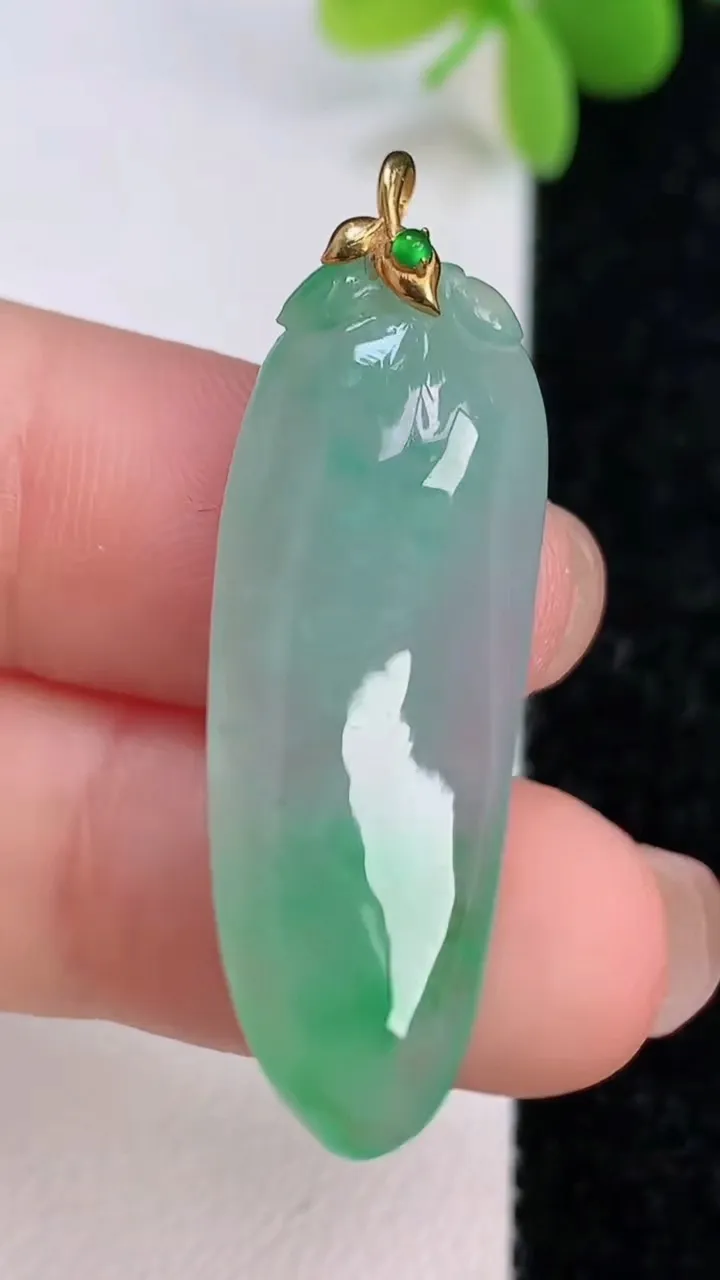 天然A货翡翠福瓜吊坠，尺寸35.3-13.2-5.2，重量:4.35g
7月13日