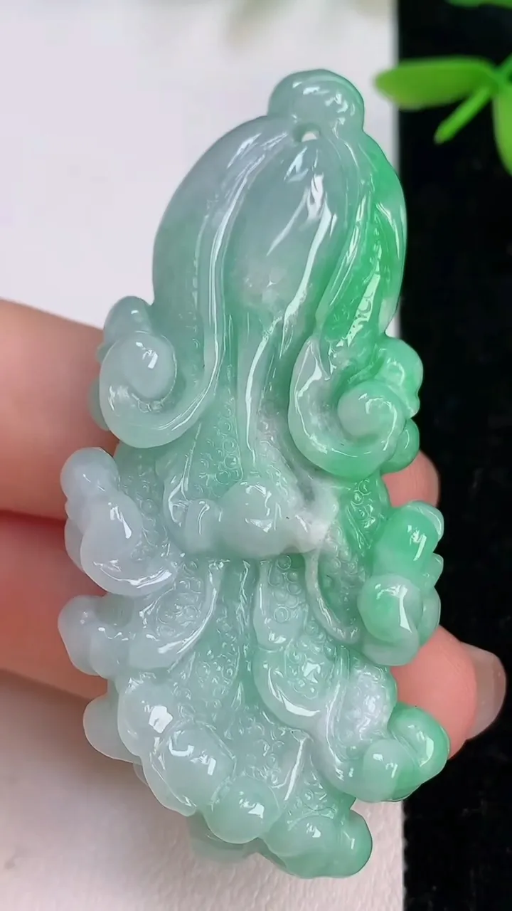 天然A货翡翠白菜吊坠，尺寸58.4-27.3-12，重量:29.85g
7月13日