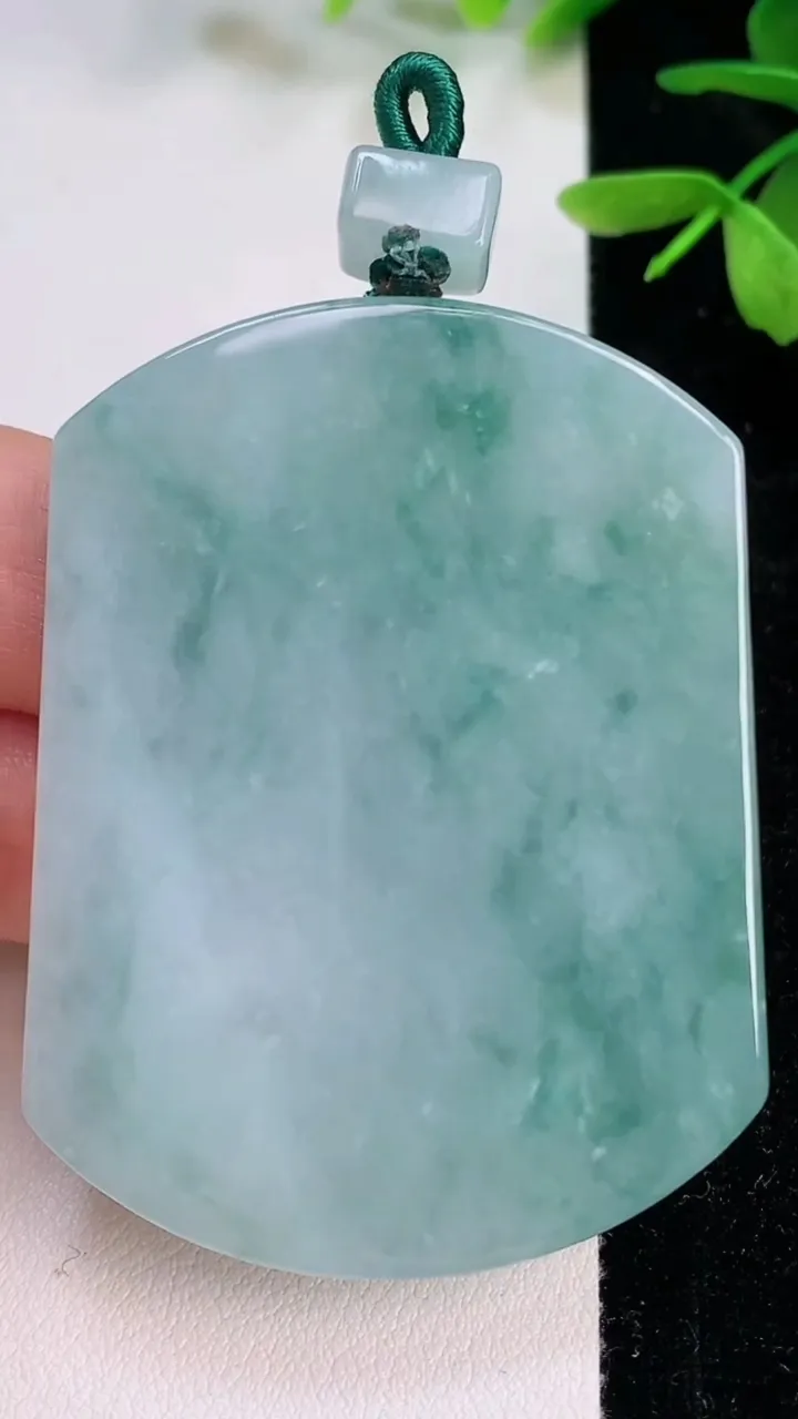 天然A货翡翠飘花无事牌吊坠，尺寸52.3-41.2-5.6，重量:35.52g
7月13日
