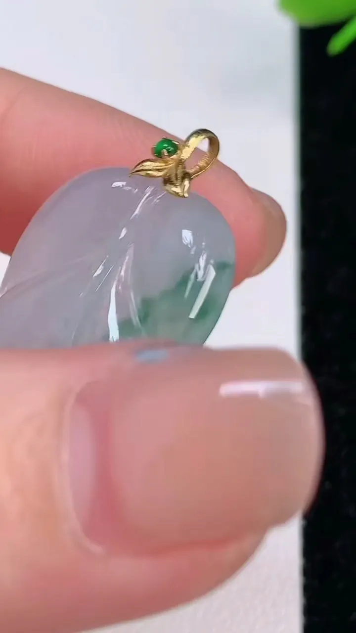 天然A货翡翠金枝玉叶 叶子吊坠，尺寸31-18.6-3.7，重量:4.26g
7月13日