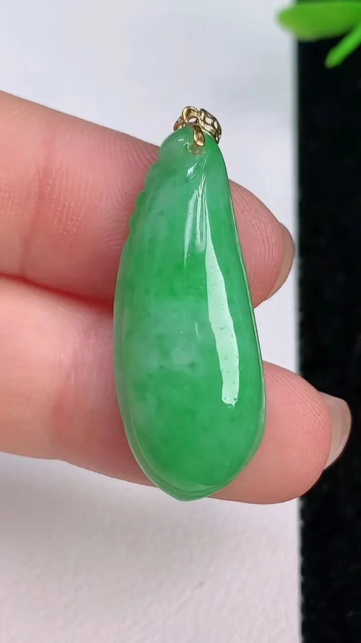 天然A货翡翠福瓜吊坠，尺寸31.7-12.6-5.6，重量:4.15g
7月13日