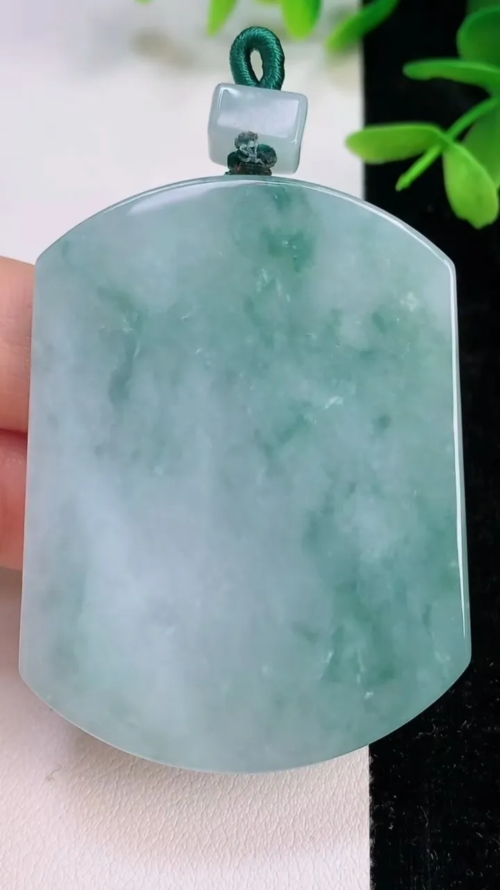 天然A货翡翠飘花无事牌吊坠，尺寸56.4-43-6.5，重量:46.89g
7月13日
