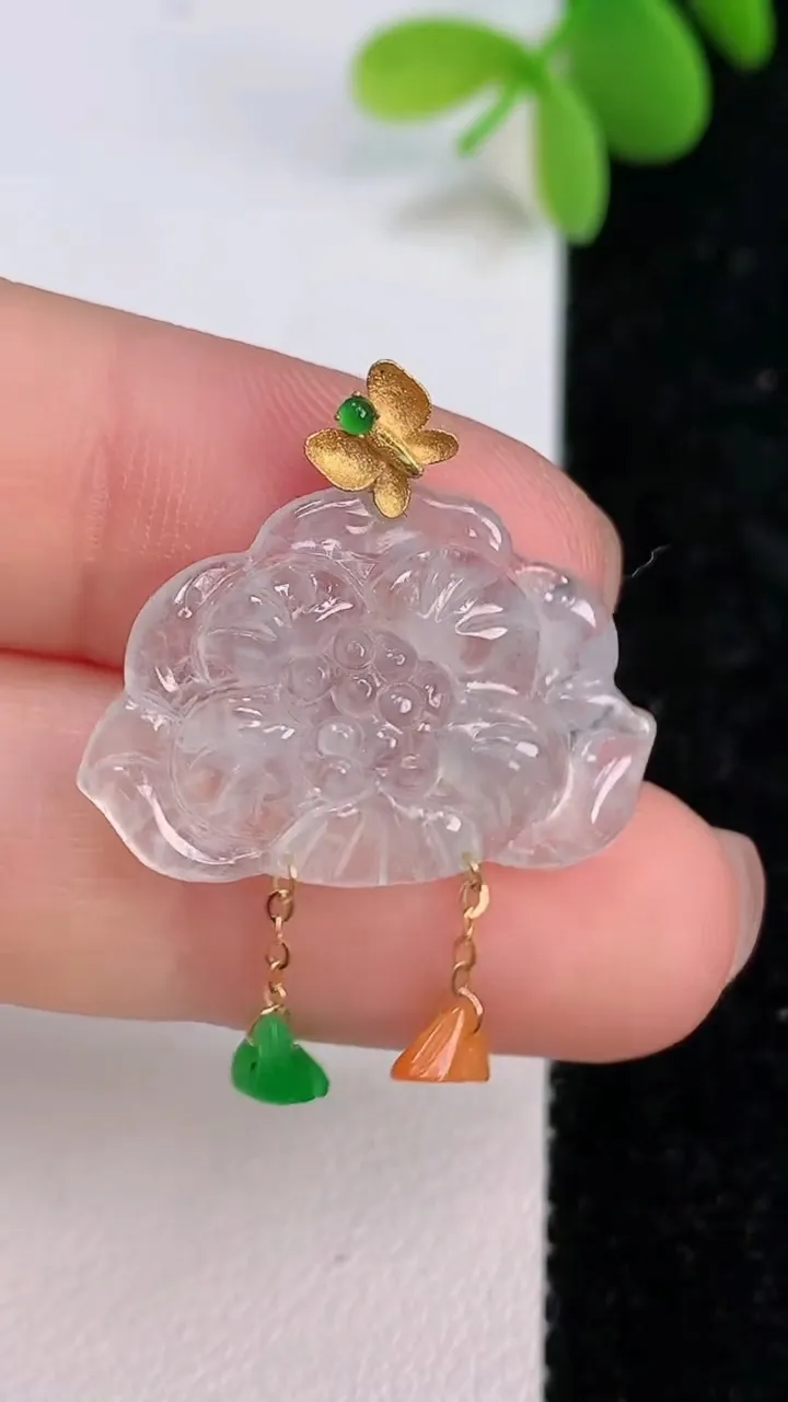天然A货翡翠种和和美美 荷花吊坠，尺寸18.5-21.8-3.7，重量:2.62g
7月13日