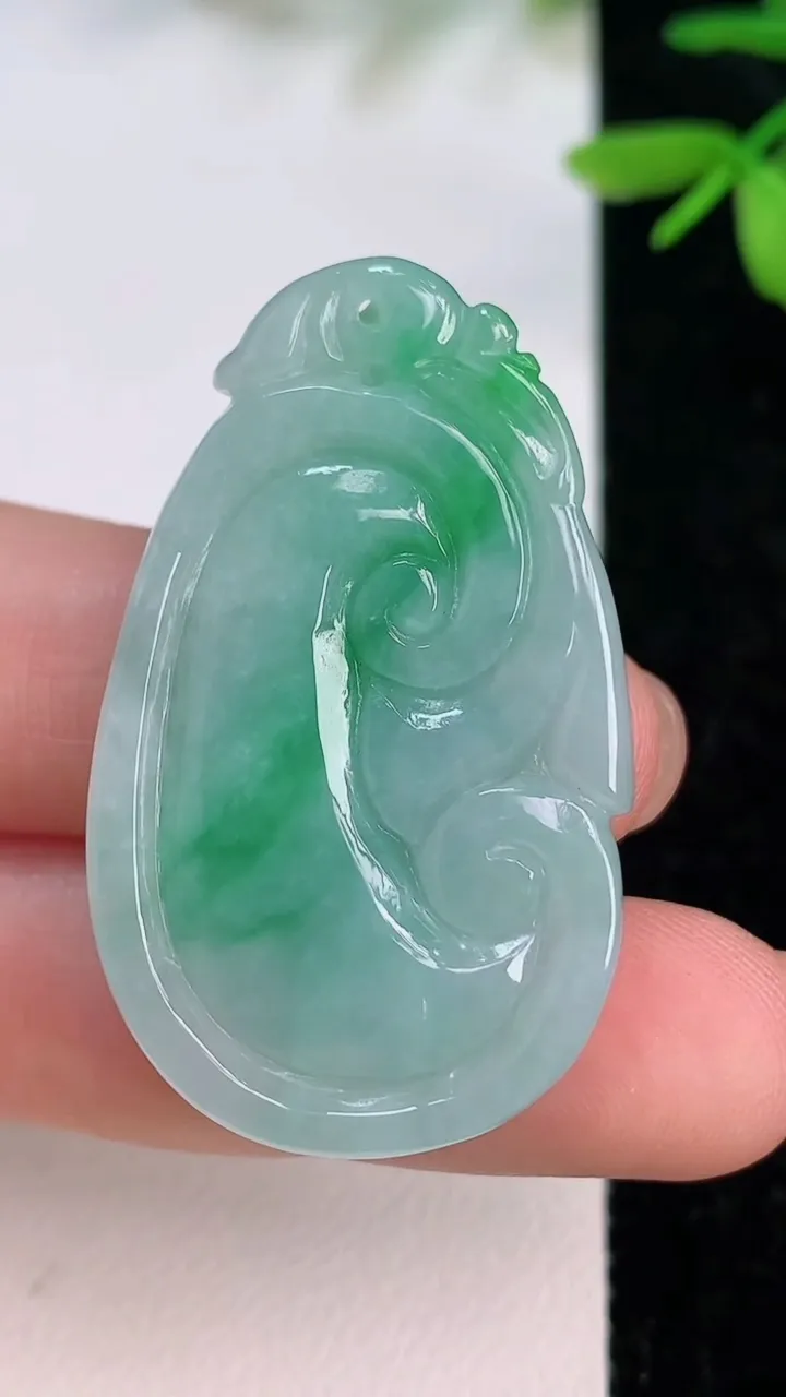 天然A货翡翠如意吊坠，尺寸39.9-23-6.3，重量:11.95g
7月13日