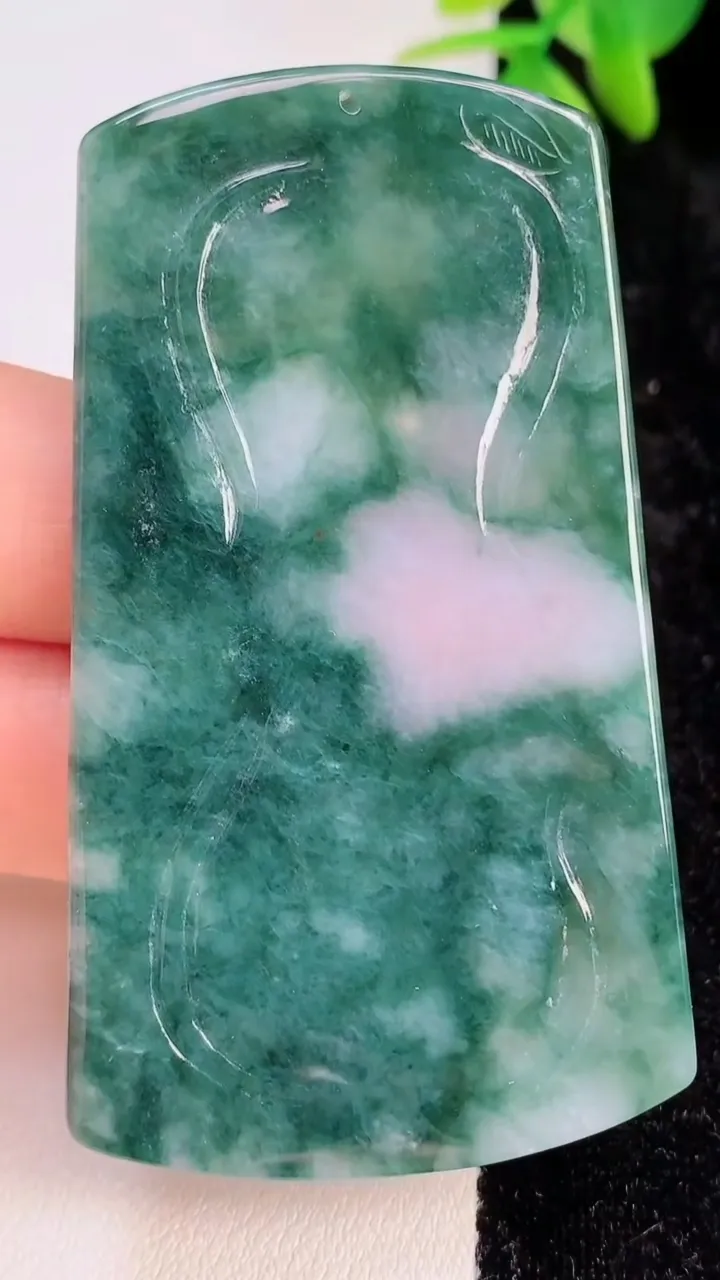 天然A货翡翠飘花祥龙财神爷吊坠，尺寸63.8-37.2-5，重量:24.30g
7月13日