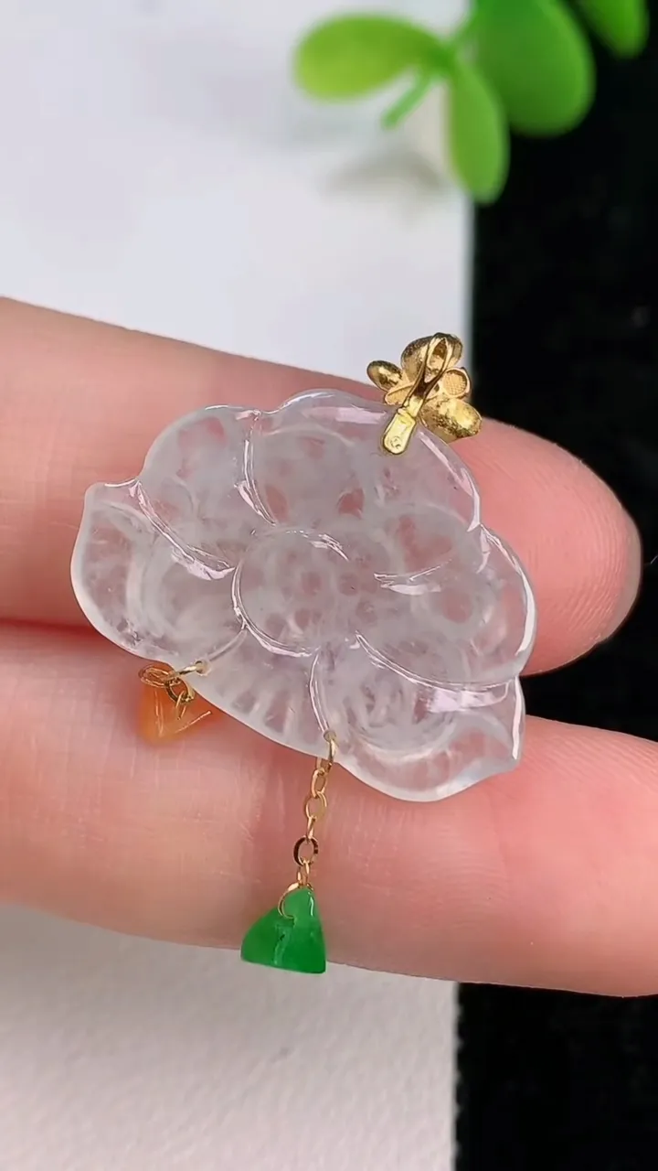天然A货翡翠种和和美美 荷花吊坠，尺寸18.5-21.8-3.7，重量:2.62g
7月13日