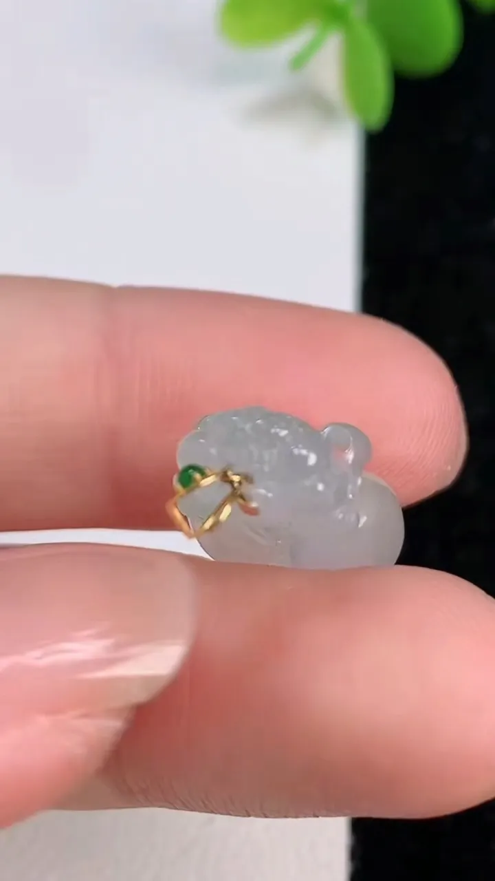 天然A货翡翠生肖猪吊坠，尺寸19.4-12.7-7.6，重量:3.41g
7月13日