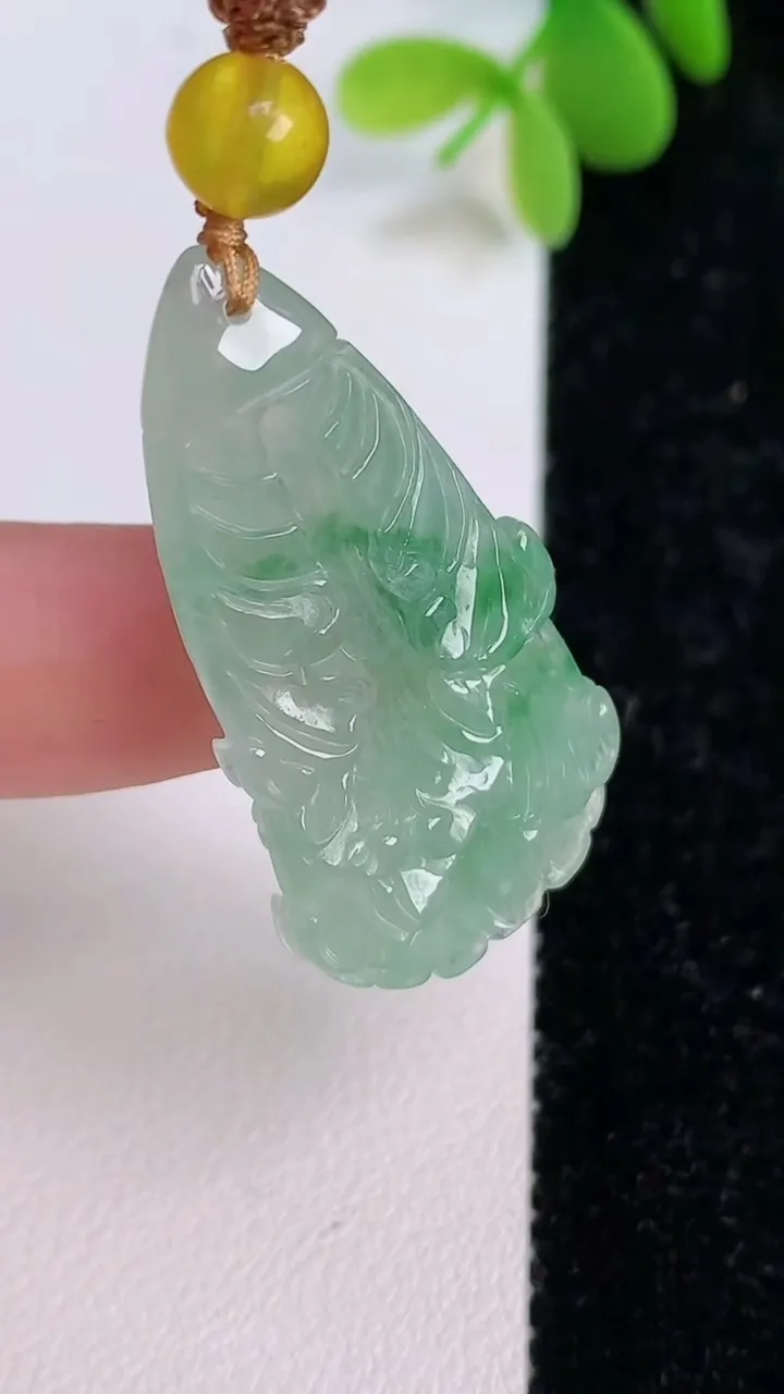 天然A货翡翠白菜吊坠，尺寸37-19.5-9.3，重:6.91g
7月13日