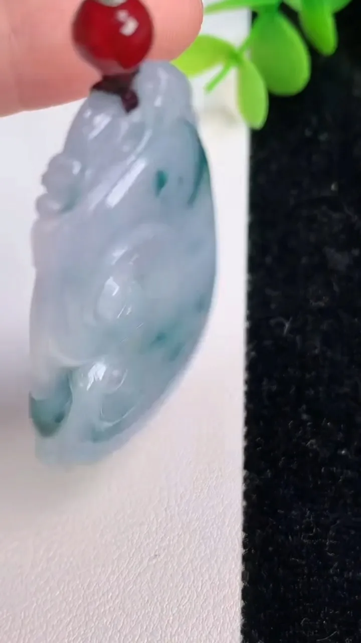 天然A货翡翠紫罗兰 飘花如意吊坠，尺寸52.4-32.7-6.2，重:16.80g
7月13日