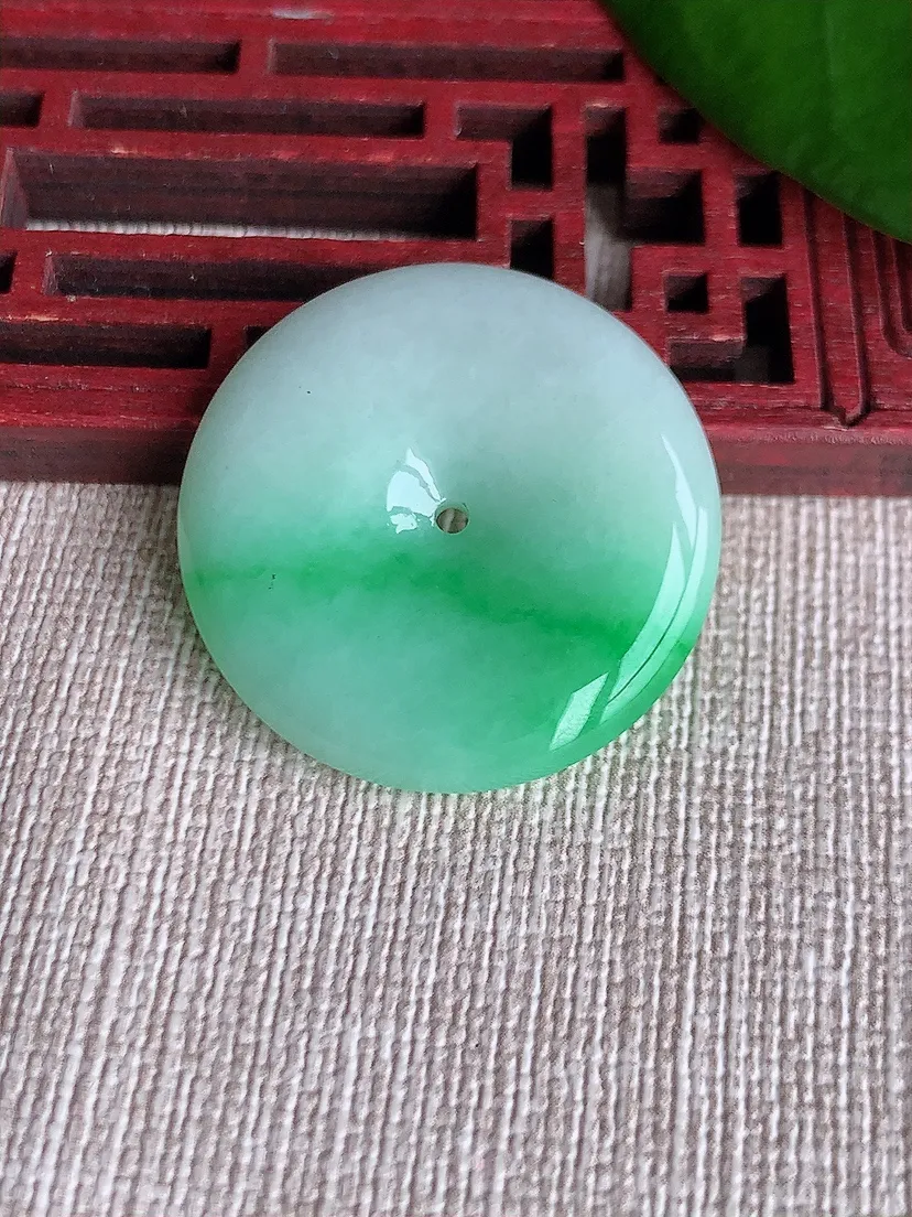 天然A货翡翠飘绿平安扣吊坠尺寸28×5m量9.40g 0712