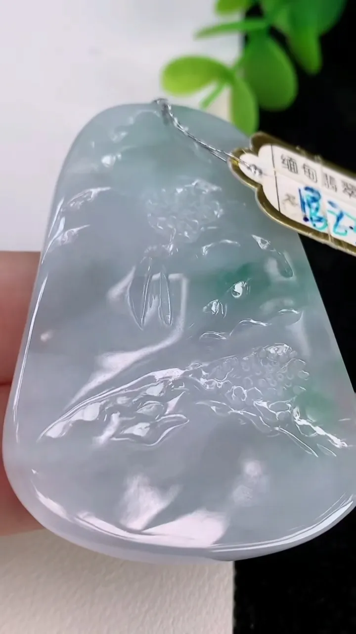 天然A货翡翠牌吊坠，尺寸56-37.7-6.6，重量:29.72g
7月13日