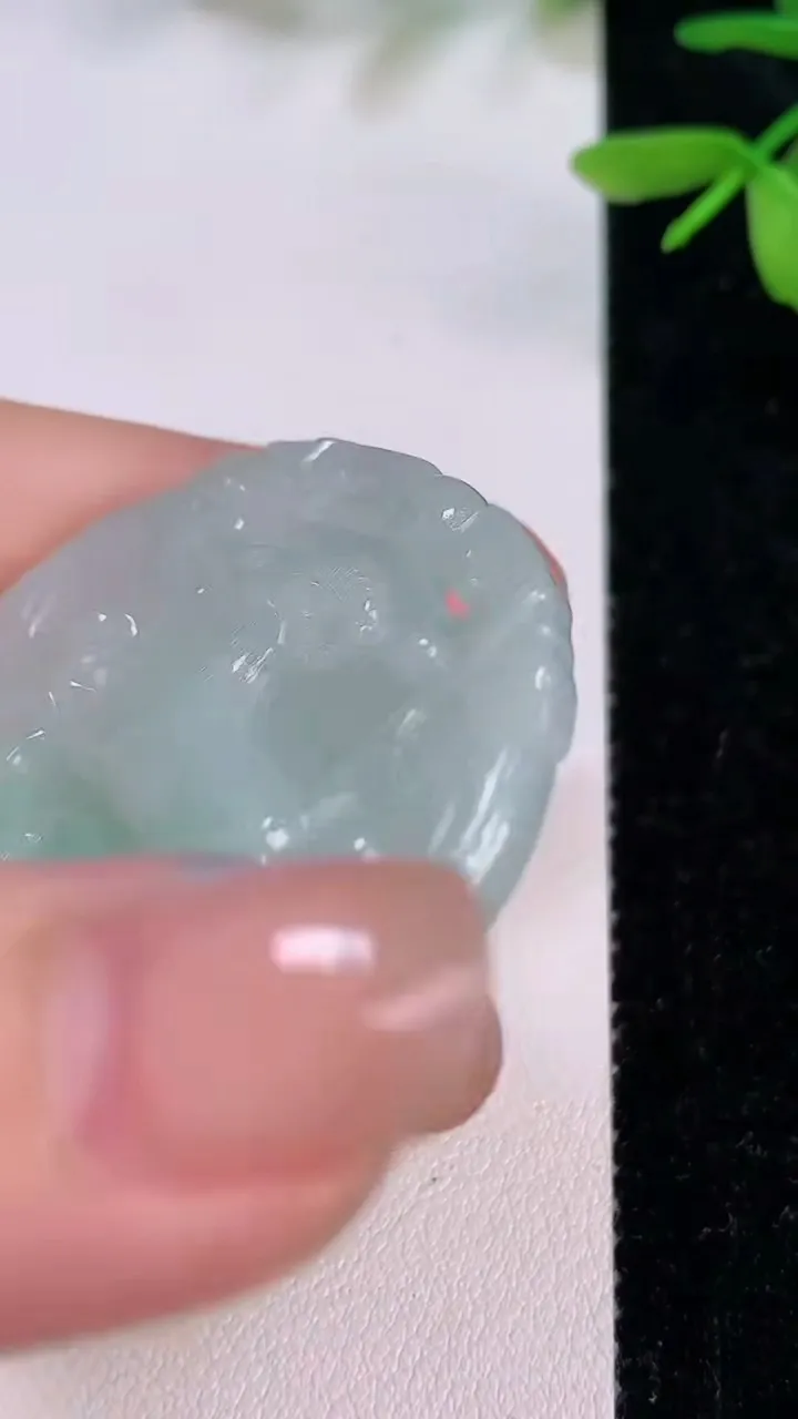 天然A货翡翠生肖羊吊坠，尺寸39.2-28.4-5，重量:13.65g
7月13日