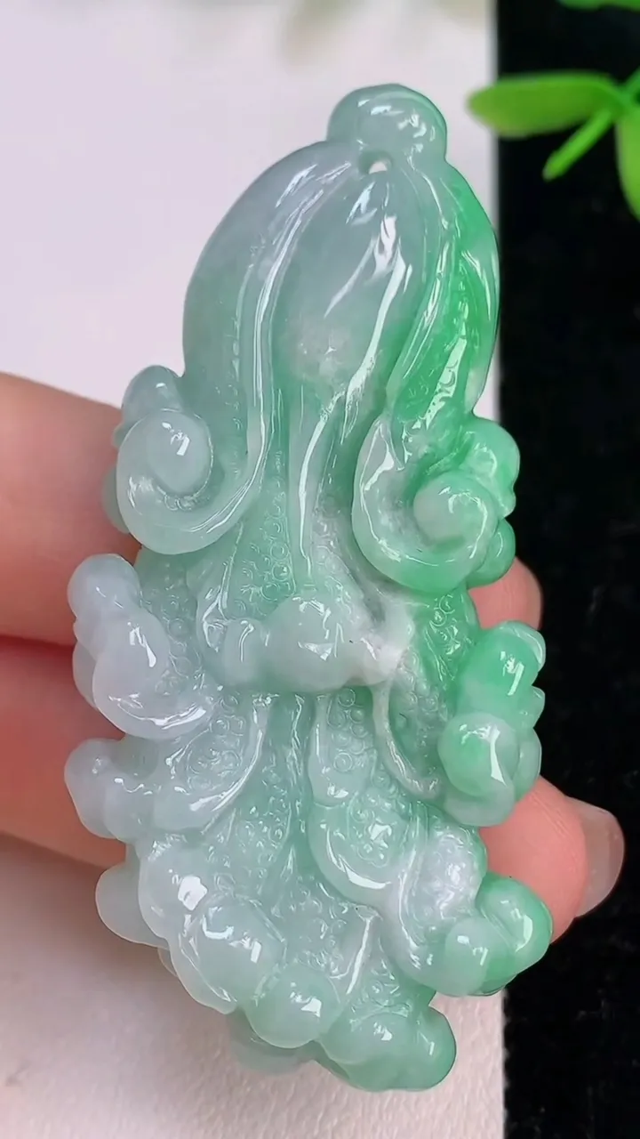 天然A货翡翠白菜吊坠，尺寸58.4-27.3-12，重量:29.85g
7月13日