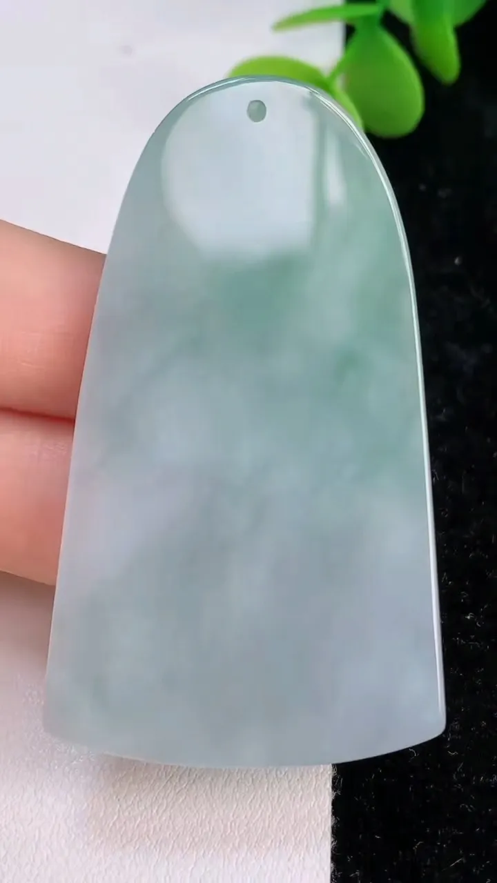 天然A货翡翠不动明王吊坠，尺寸59-33.7-2，重量:21.00g
7月13日