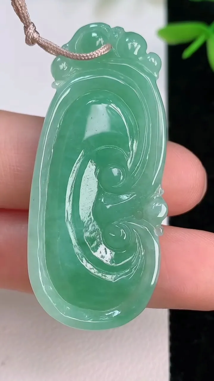 天然A货翡翠如意吊坠，尺寸48.6-21-5.3，重量:10.87g
7月13日