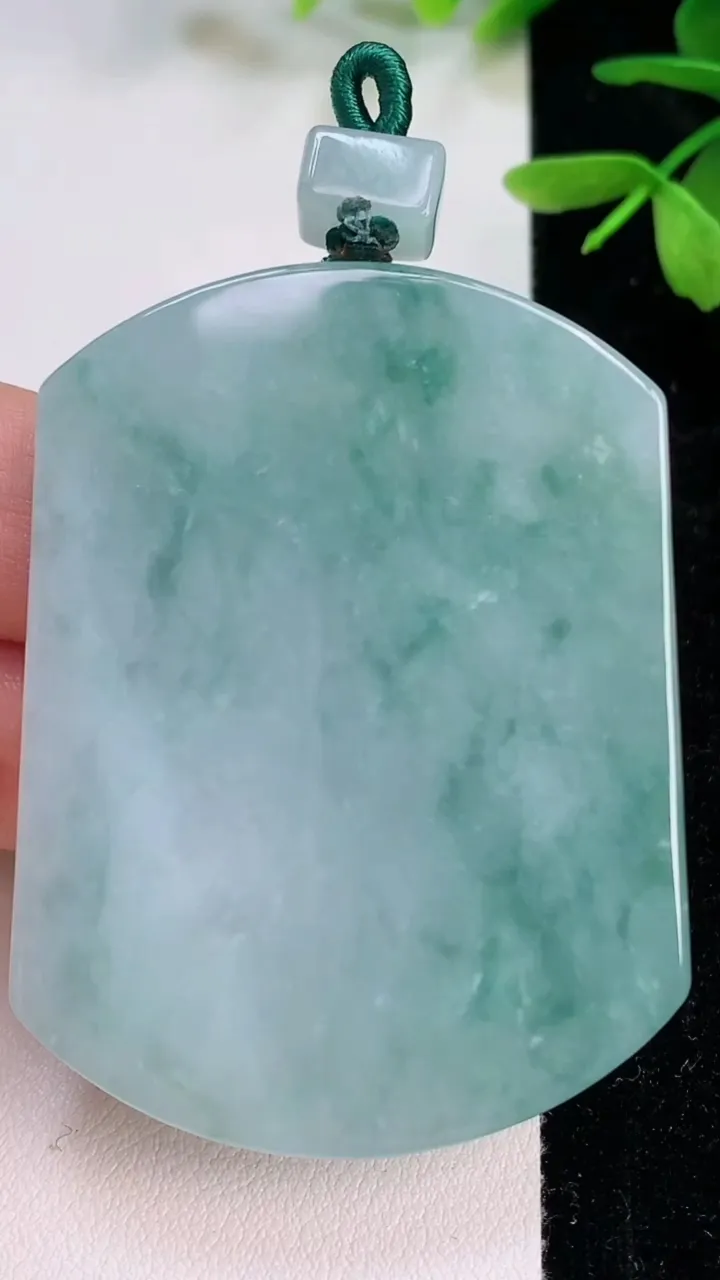 天然A货翡翠飘花无事牌吊坠，尺寸52.3-41.2-5.6，重量:35.52g
7月13日