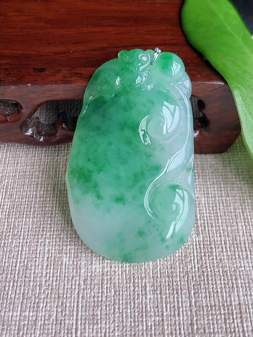 天然A货翡翠一刀切飘花如意吊坠尺寸47.7×29×5.2m量16.80g 0712