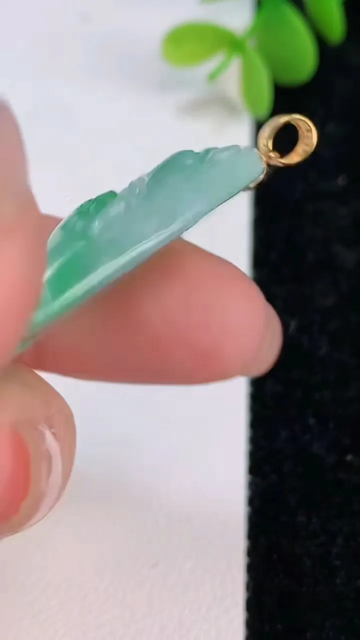 天然A货翡翠山水牌吊坠，尺寸36-21-5，重量:9.05g
7月13日