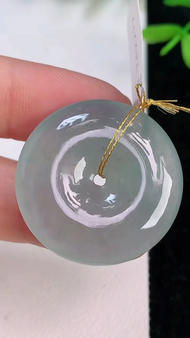 天然A货翡翠平安扣吊坠，尺寸29.8-6，重量:10.35g
7月13日