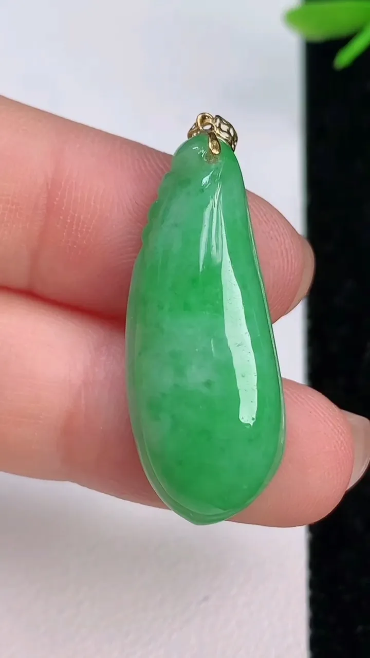 天然A货翡翠福瓜吊坠，尺寸31.7-12.6-5.6，重量:4.15g
7月13日