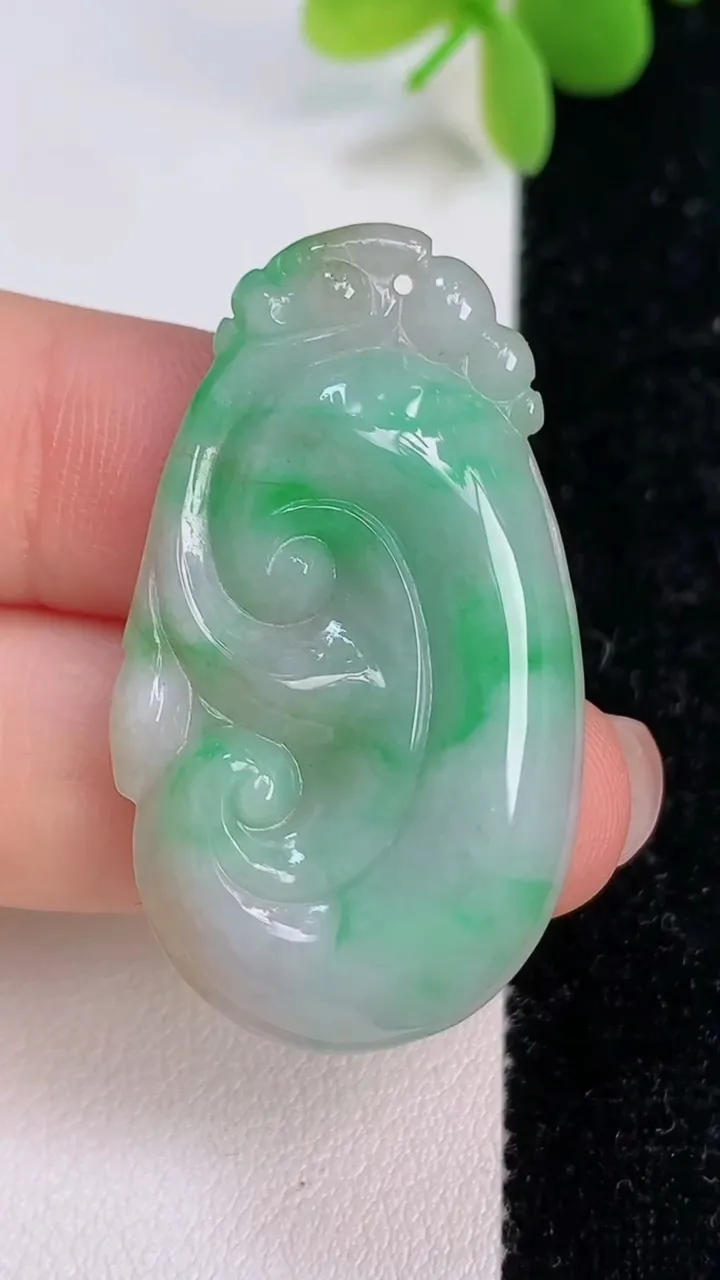 天然A货翡翠如意吊坠，尺寸40-23-4，重:5.78g
7月13日