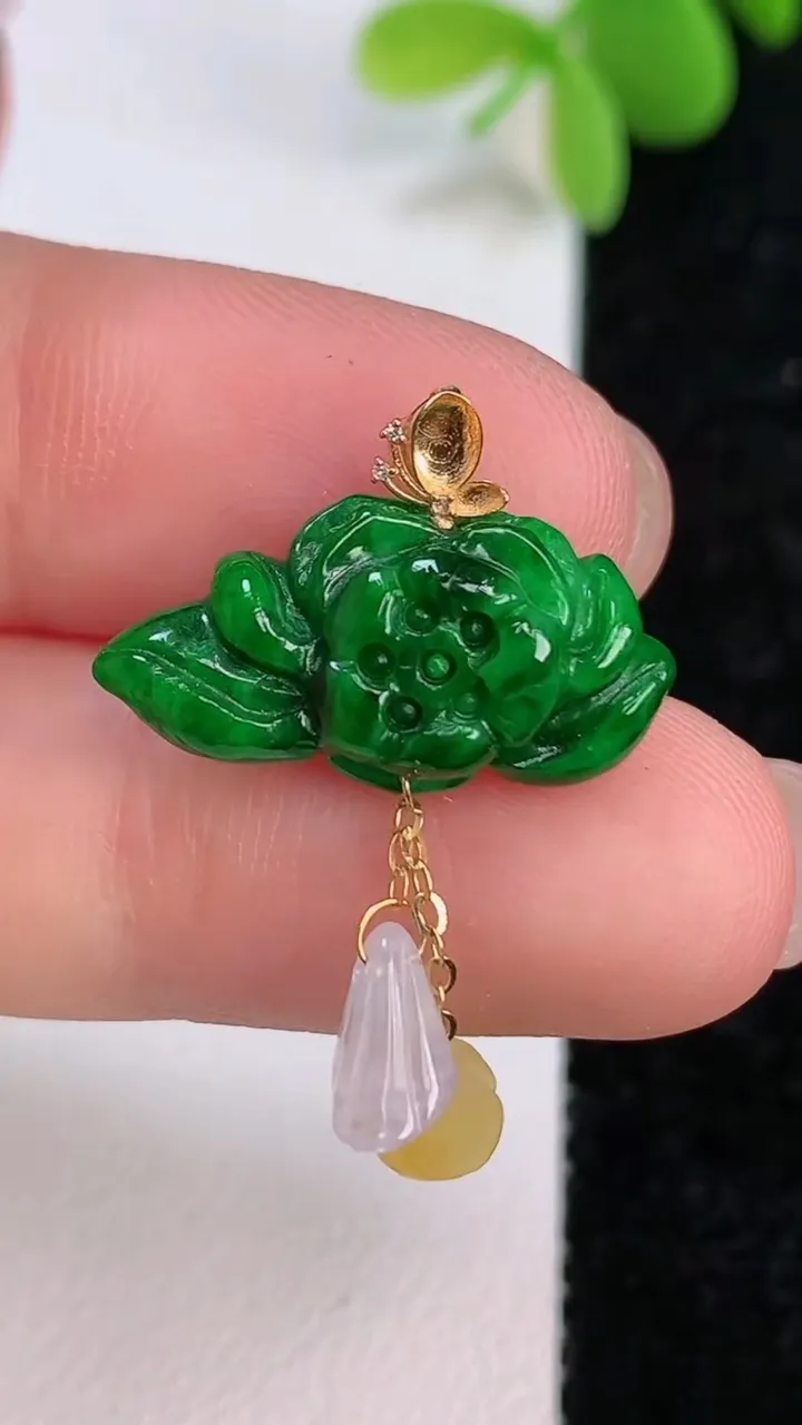 天然A货翡翠和和美美 荷花吊坠，尺寸25-19.2-4.6，重量:1.96g
7月13日