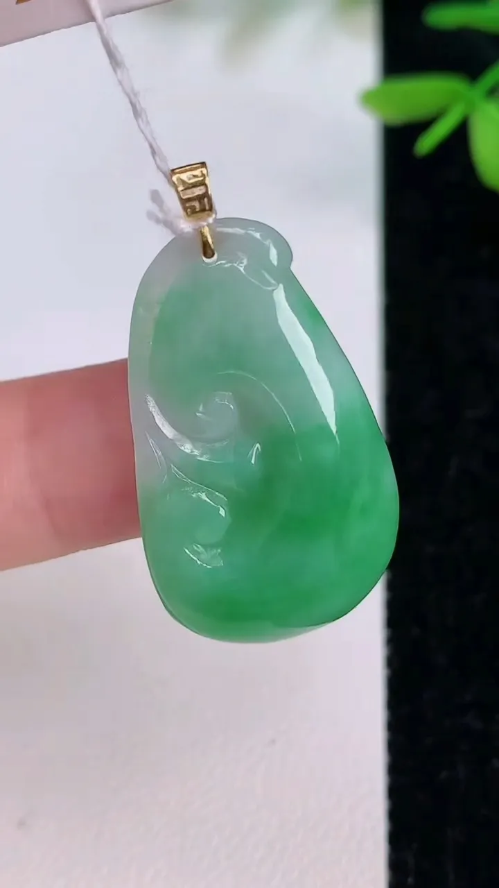 天然A货翡翠如意吊坠，尺寸31-18-5.4，重量:4.54g
7月13日