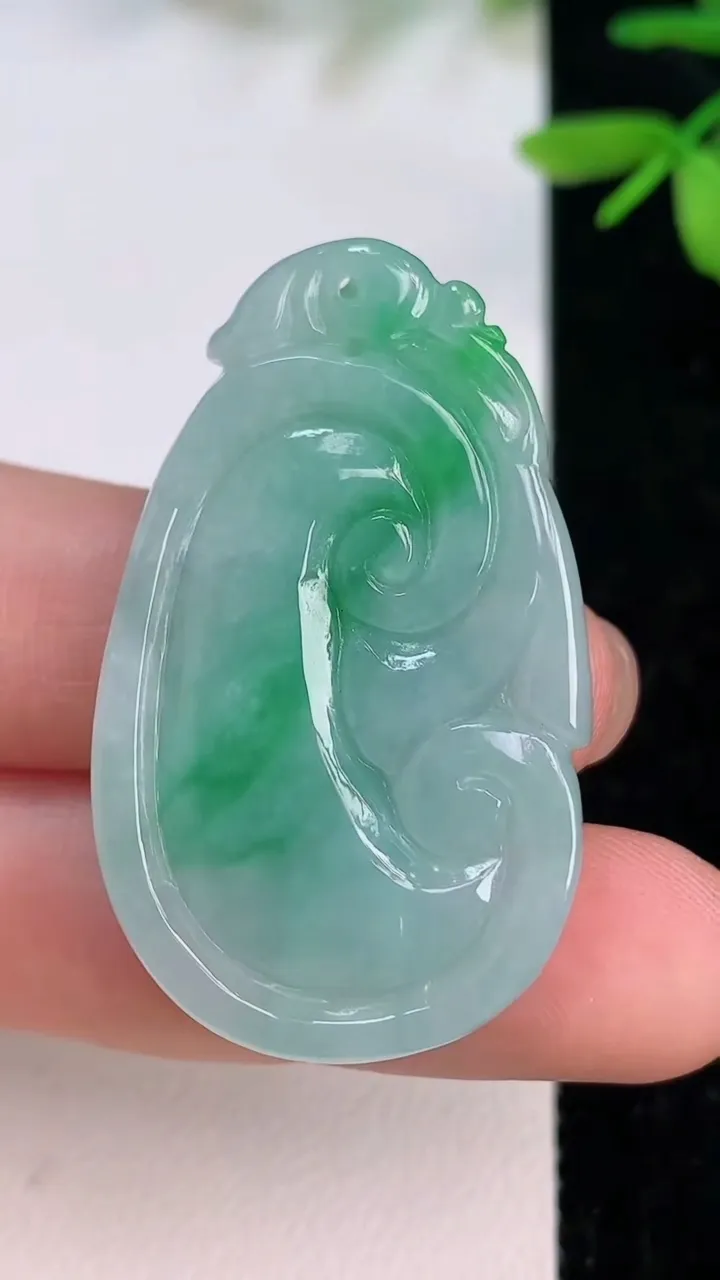 天然A货翡翠如意吊坠，尺寸39.9-23-6.3，重量:11.95g
7月13日