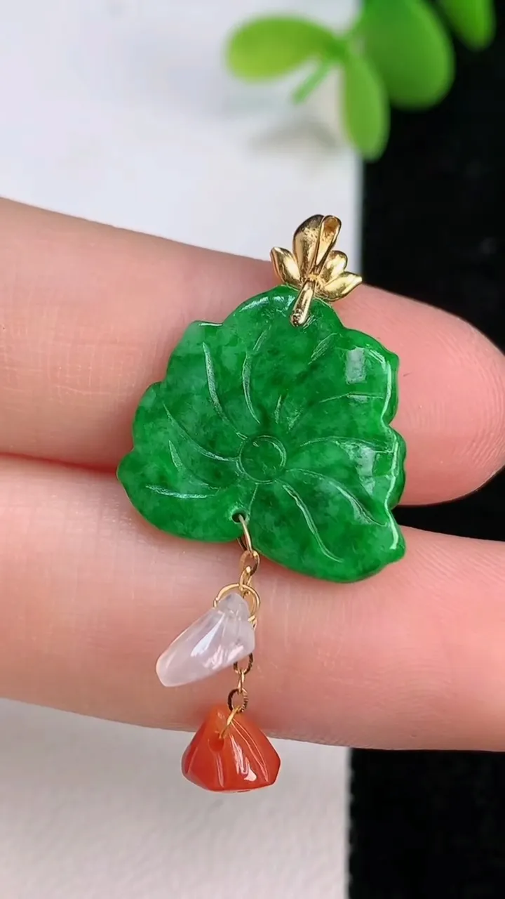 天然A货翡翠和和美美 荷花吊坠，尺寸32.5-16.2-3.3，重量:2.32g
7月13日