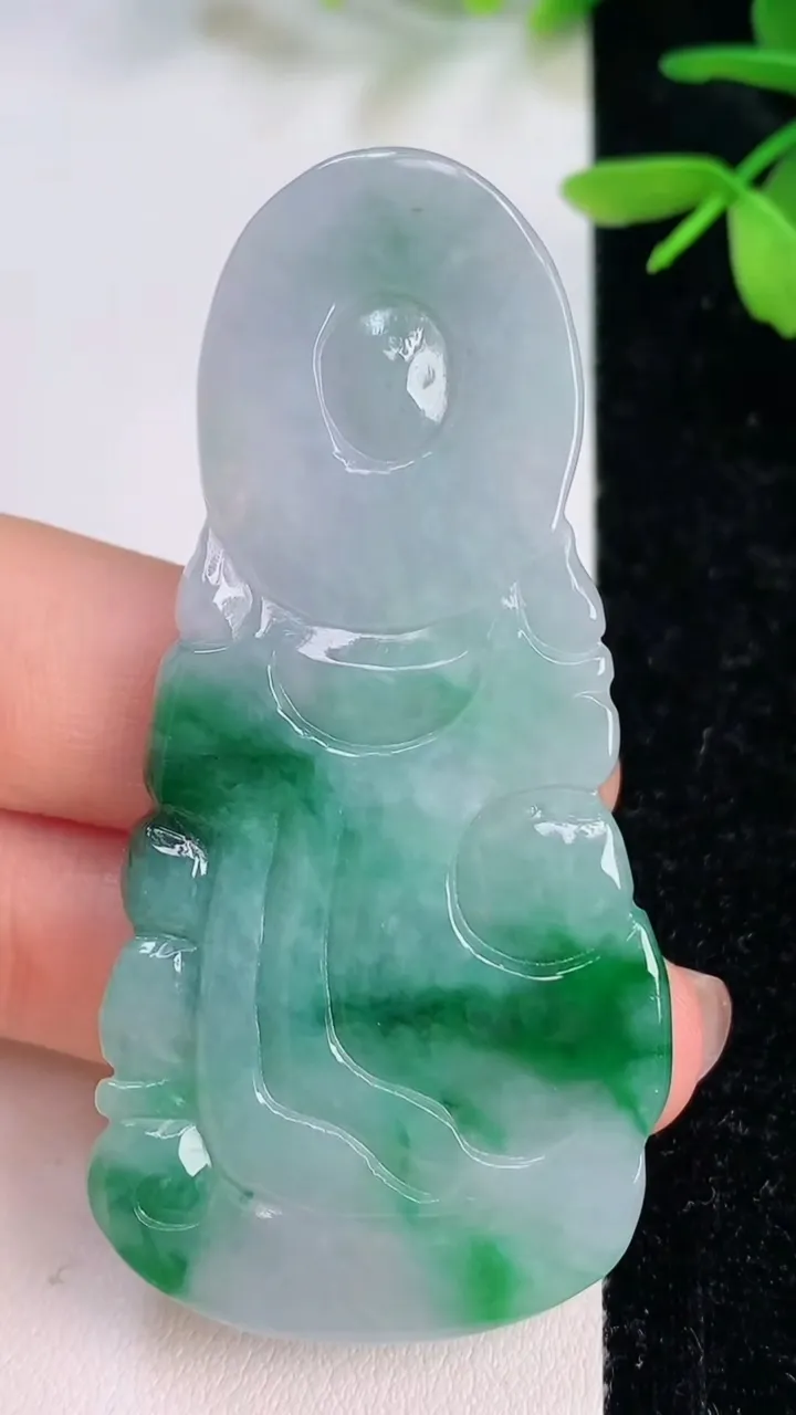 天然A货翡翠观音菩萨吊坠，尺寸65.7-31-7，重量:24.80g
7月13日