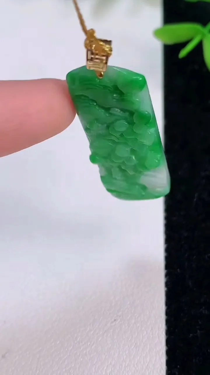 天然A货翡翠山水牌吊坠，尺寸34.3-14.8-6，重量:6.21g
7月13日