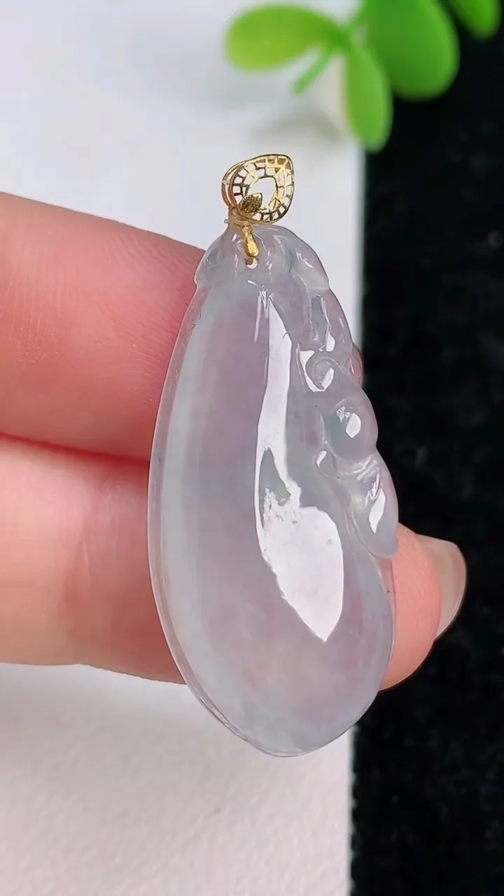 天然A货翡翠18k金飘花福瓜吊坠，尺寸35.5-16-5，重量:4.74g
7月13日