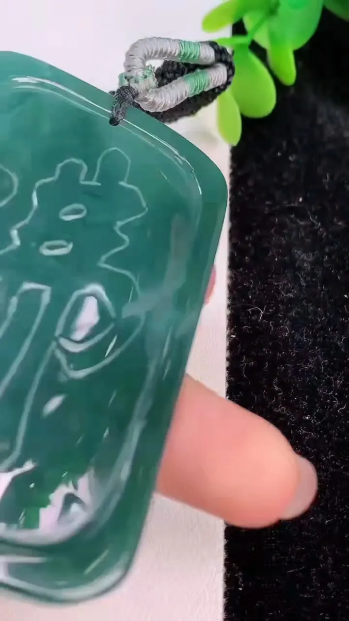 天然A货翡翠蓝水大势至菩萨吊坠，尺寸69.3-37.8-9.2，重:56.73g
7月13日