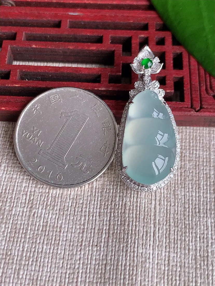 天然A货翡翠18K金伴晴水四季豆福豆平安豆吊坠尺寸35×14.4×10.3裸石21.6×12m量4.97g 0712